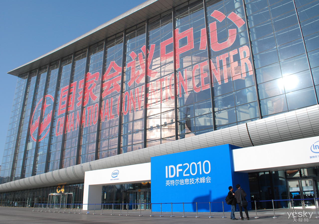 晨曦下的國家會議中心和idf2010展牌